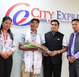 सिटी एक्सप्रेसको झण्डा सगरमाथाको चुचुरोमा