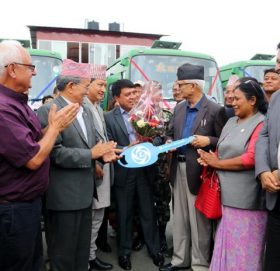 साझा यातायातलाई अशोक लेलैण्डद्वारा २० थान बस हस्तान्तरण