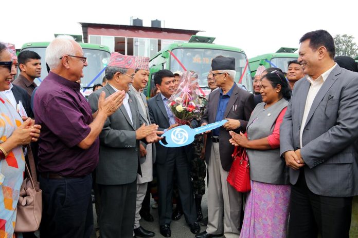 साझा यातायातलाई अशोक लेलैण्डद्वारा २० थान बस हस्तान्तरण