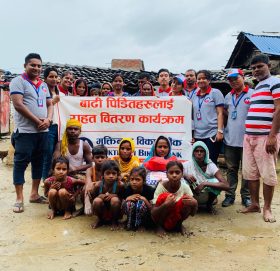 मुक्तिनाथ विकास बैंकद्धारा बाढीपीडितलाई सहयोग