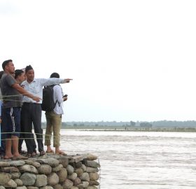 दोदा नदीमा दातृ निकायले बनाएको तटबन्ध