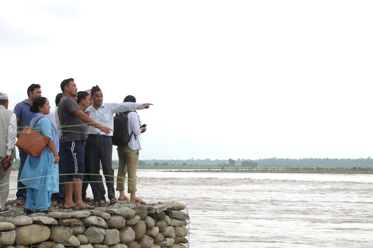 दोदा नदीमा दातृ निकायले बनाएको तटबन्ध