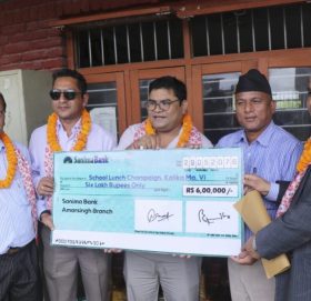 सानिमा बैंक पोखराद्वारा विद्यालयलाई आर्थिक सहयोग