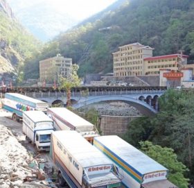 दशैका लागि ल्याएका सामान भन्सारमै रोकिए