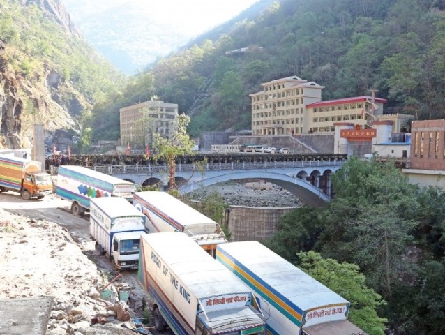 दशैका लागि ल्याएका सामान भन्सारमै रोकिए