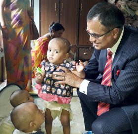 सनराइज बैंकद्वारा बाल मन्दिरलाई सामग्री बितरण