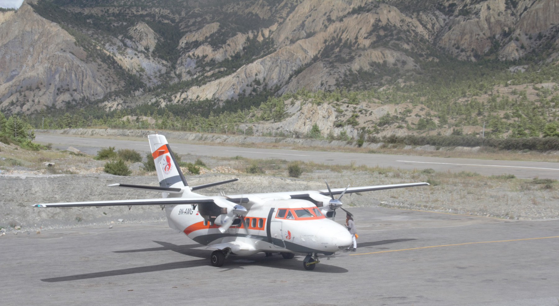 मनाङको हुम्डे विमानस्थल पुनः सञ्चालन   