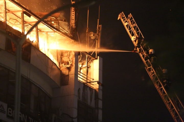 भिक्ट्री लाउन्जबारमा लागेको आगो निभाइयो