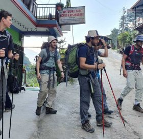 अन्नपूर्ण पदमार्गमा जाँदै बाह्य पर्यटक