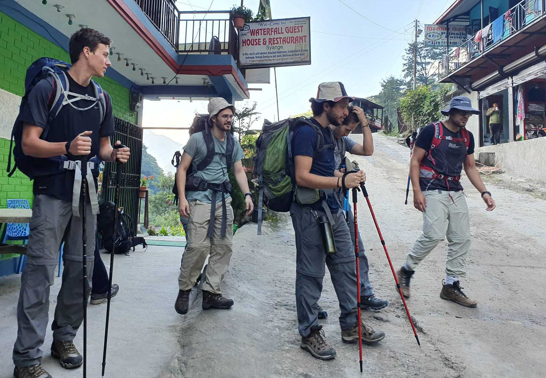 अन्नपूर्ण पदमार्गमा जाँदै बाह्य पर्यटक
