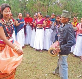 मृत-आत्माको शान्तिका लागि ‘डसिया’ मनाउँदै थारु