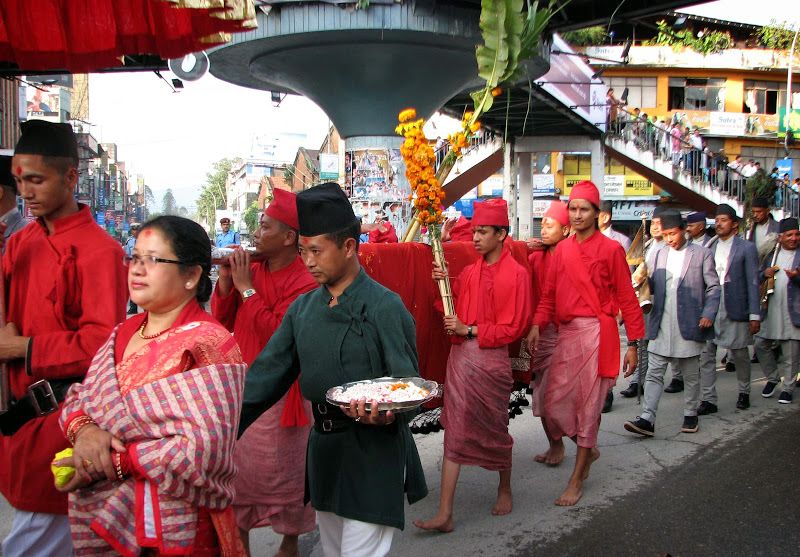 फूलपाती भित्र्याइँदै
