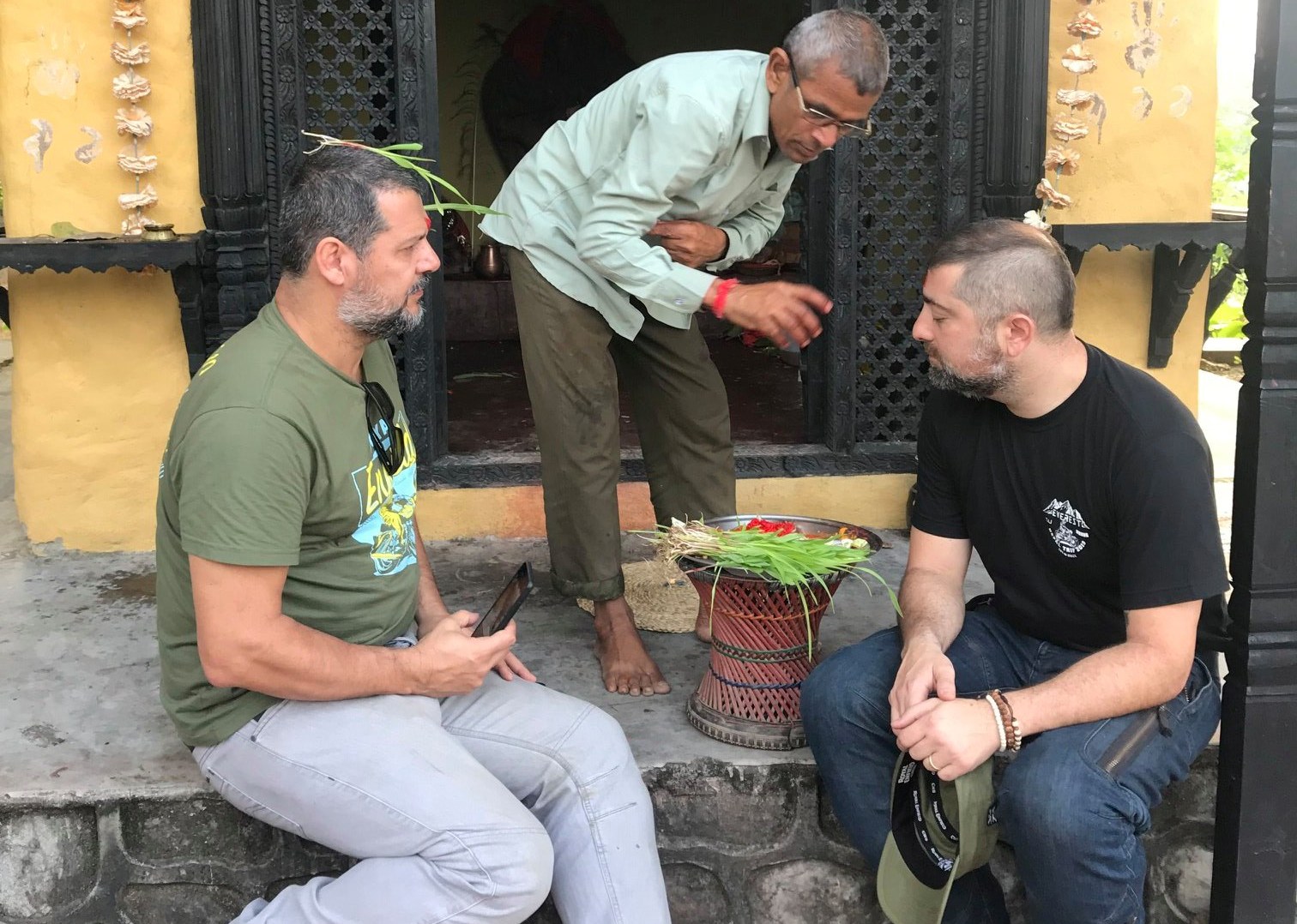 सौराहामा विदेशी पर्यटकले मनाए दशैँ