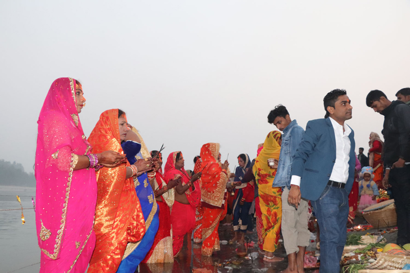 उदाउँदो सूर्यलाई अघ्र्य दिई छठपर्व सम्पन्न