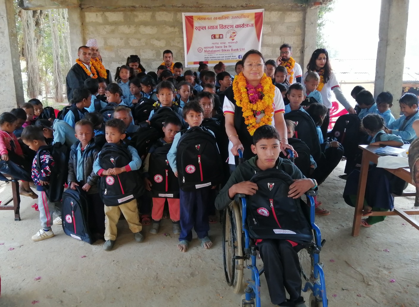 महालक्ष्मी विकास बेैंकद्वारा ट्राफिक जनचेतना मुलक बोर्डहरु हस्तान्तरण