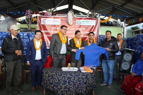 सिटी एक्सप्रेस ग्रुपद्धारा मानव सेवा आश्रमलाई ज्याकेट हस्तान्तरण
