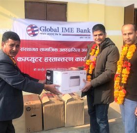 ग्लोबल आइएमई बैंकद्वारा विद्यालयलाई कम्प्यूटर सहयोग
