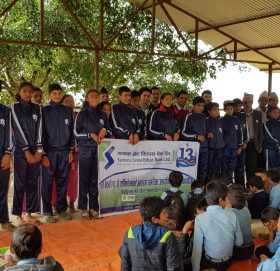 कामना सेवाद्धारा विद्यार्थीलाई ट्रयाकसुट वितरण