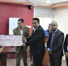 ग्लोबल आइएमई बैंकद्वारा चेक हस्तान्तरण