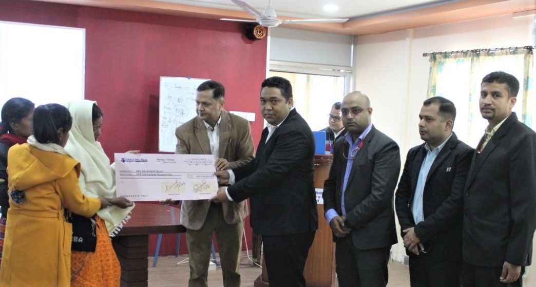 ग्लोबल आइएमई बैंकद्वारा चेक हस्तान्तरण