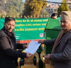 कृषि बैंकद्धारा ग्रिनहिल सिटीलाई डस्टबिन हस्तान्तरण