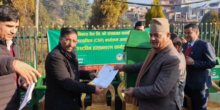 कृषि बैंकद्धारा ग्रिनहिल सिटीलाई डस्टबिन हस्तान्तरण