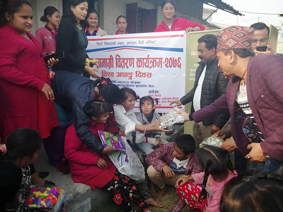 अपाङ्गता भएका विद्यार्थीको सहारा बन्दै सुन्दरहरैंचाका सङ्घ संस्था