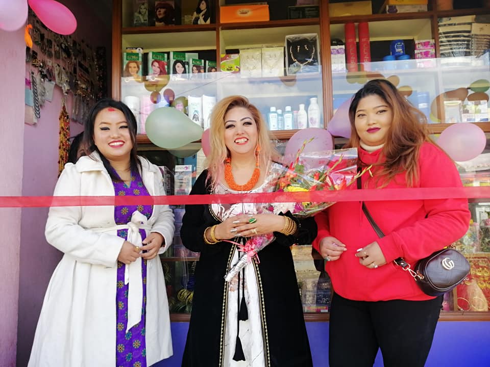 बरिष्ट सौन्दर्यबिद सोनी काररंजितद्वारा एलिनाज ब्युटीपार्लरको उद्घाटन