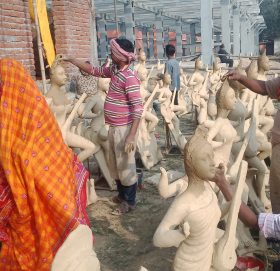 सिङ्गो परिवार मूर्ति बनाउन व्यस्त