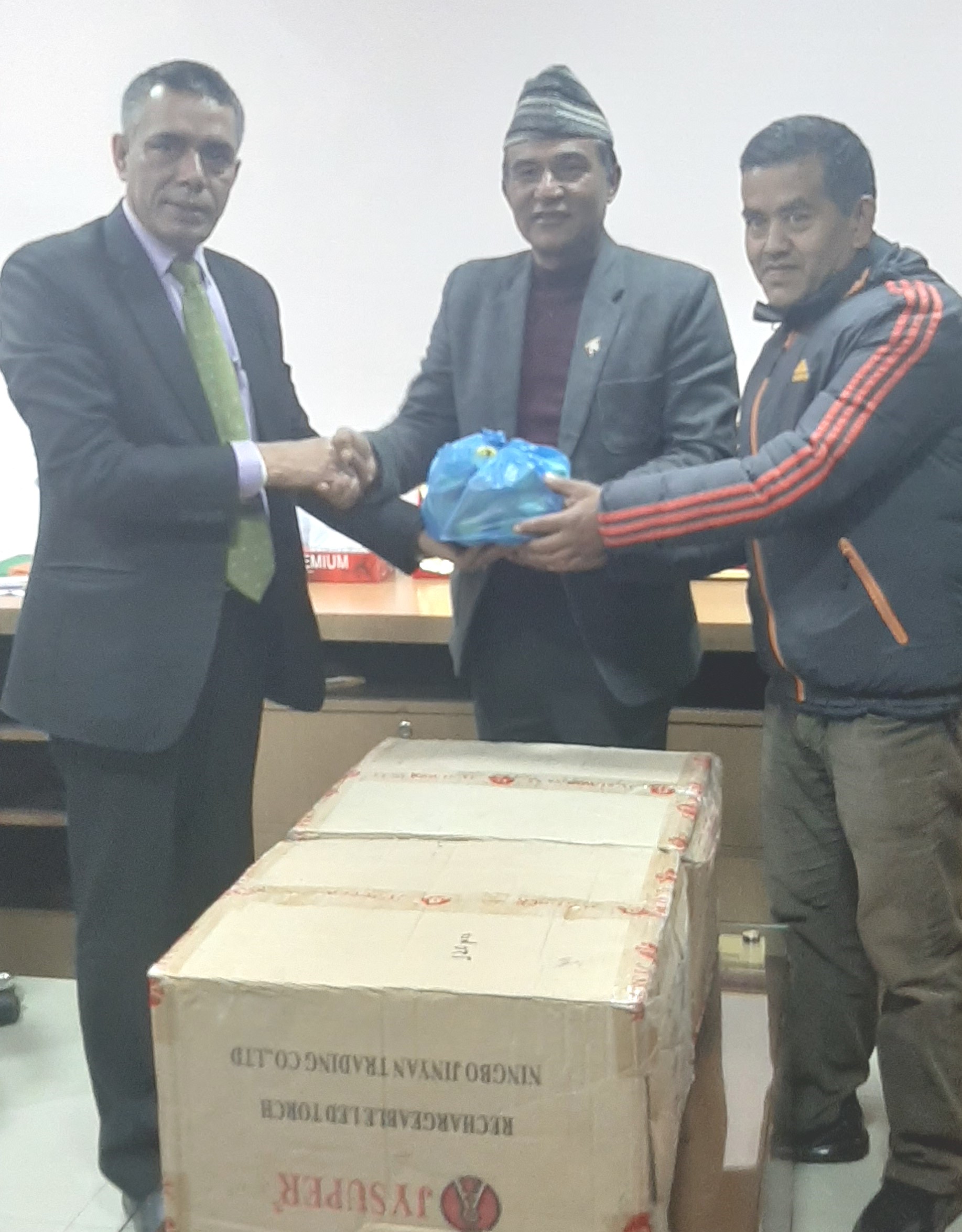 सेञ्चुरी बैंकले दियो शालिनदी सुधार समितीलाई २५० थान र्टचलाईट