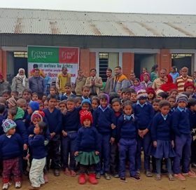 सेञ्चुरी बैंक भैरहवा शाखाबाट विद्यार्थीहरुलाई न्यानो कपडा सहयोग