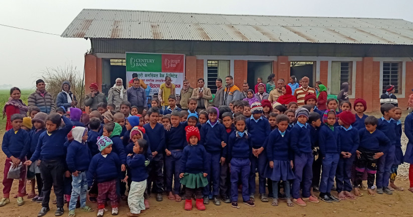 सेञ्चुरी बैंक भैरहवा शाखाबाट विद्यार्थीहरुलाई न्यानो कपडा सहयोग