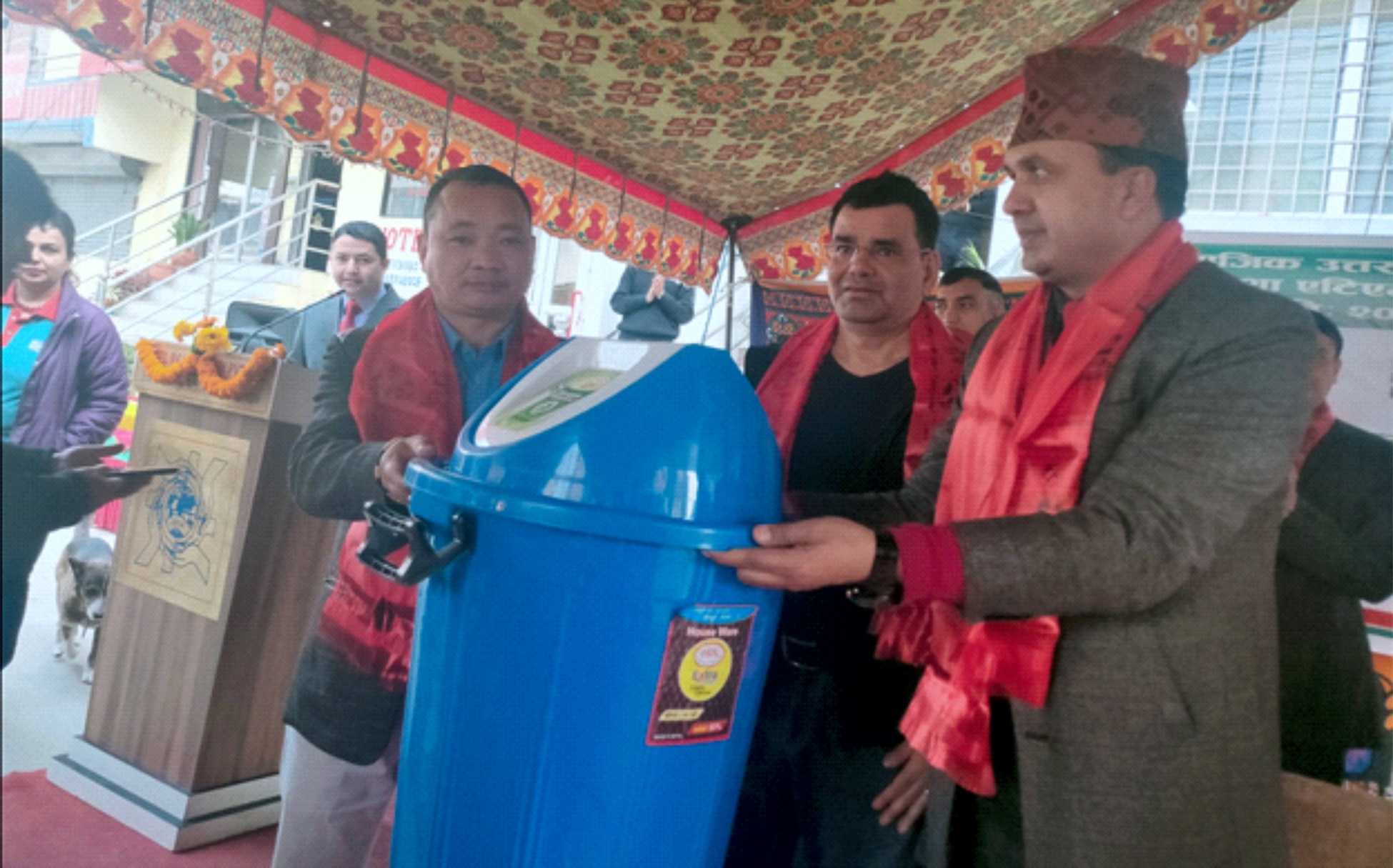 नेपाल बंगलादेश बैंकद्धारा पशुपति क्षेत्रको सरसफाइका लागि डस्वीन वितरण