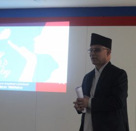 माछापुच्छ्रे क्यापिटलद्वारा महिलासँग अन्तरक्रिया