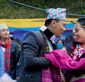 खगेन्द्र यक्सो र आभा मुकारुङको बित्ला है जोबन (भिडियो सहित)