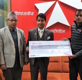 एन आई सी एशिया बैंकद्वारा विद्यालयलाई ३ लाख रूपैयाँ सहयोग