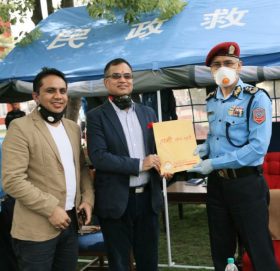 सनराइज बैंकद्घारा नेपाल पुलिस हस्पिटललाई उपकरण सहयोग