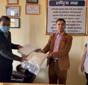 पाटन अस्पतालमा सनराइज बैंकद्घारा व्यक्तिगत सुरक्षात्मक उपकरण सहयोग