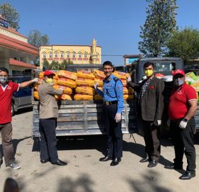 दैनिक ज्याला मजदुरी गर्नेहरुका लागि एन आई सी एशिया बैंकद्वारा खाद्यान्न सामग्री वितरण