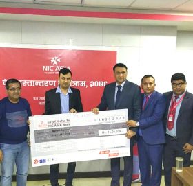 एन आई सी एशिया बैंकद्वारा खातावालालाई उपचार वापत १५ लाख रूपैयाँ बीमा रकम भुक्तानी