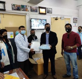 सनराइज बैंकद्घारा सातैं प्रदेशमा सुरक्षात्मक उपकरण वितरण गर्दै