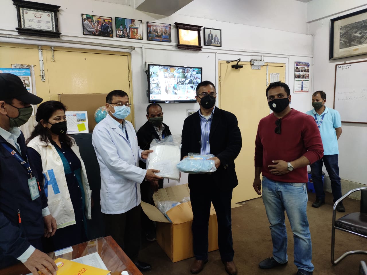 सनराइज बैंकद्घारा सातैं प्रदेशमा सुरक्षात्मक उपकरण वितरण गर्दै