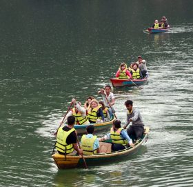 डुङ्गा सयर गरी मनोरञ्जन लिँदै पर्यटक