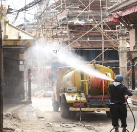 कोरोना भाइरस (कोभिड–१९) को सङ्क्रमण रोक्न एन्टी भाइरस स्प्रे छर्कंदै