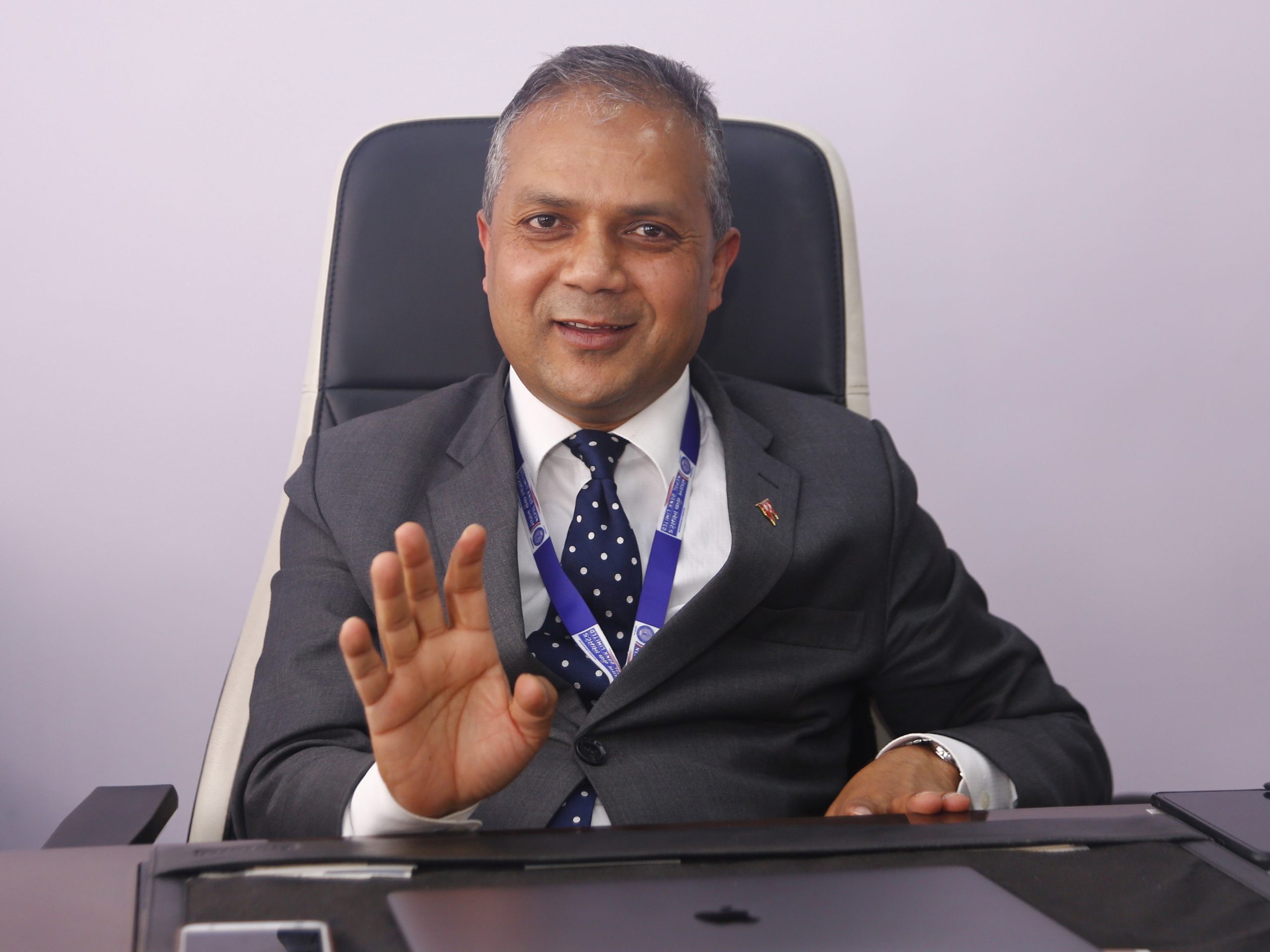 डाक्टर बन्न काठमाडौँ छिरेका अधिकारी जेठो बैंकको मुटु छाम्दै