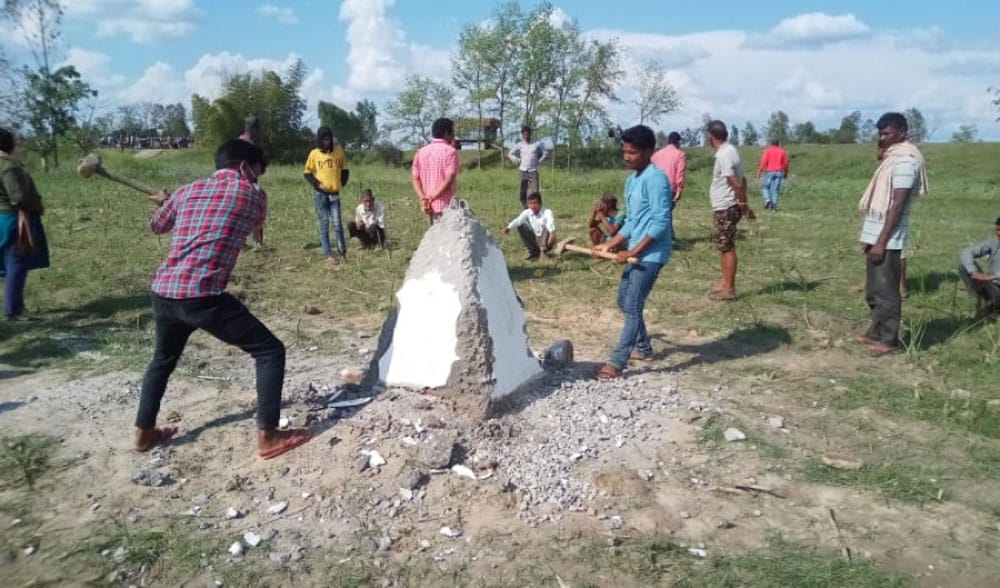 सीमास्तम्भ तोडफोड