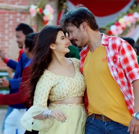 बाजा बजाउदै बले र प्रिज्मा