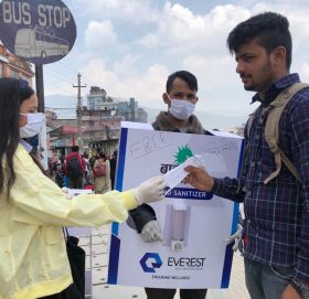 बाहुबली सिमेण्टले स्यानीटाइजर र मास्क वितरण