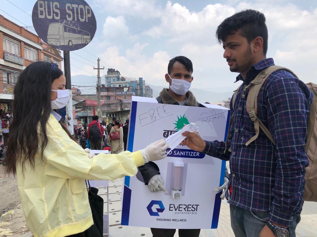 बाहुबली सिमेण्टले स्यानीटाइजर र मास्क वितरण