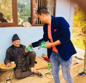 युवा नेता मदुकुमारद्वारा धादिङमा निशुल्क मास्क र साबुन वितरण